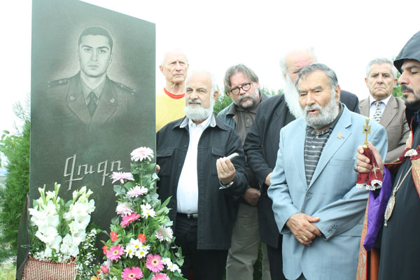 HUNGARIAN INTELLECTUALS KNEELED DOWN ON THE MEMORY OF ARMENIAN OFFICER