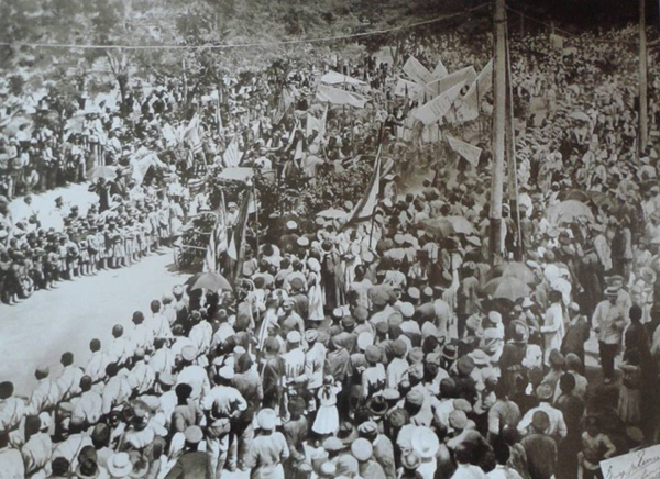 1919  թվական: Երևանում կազմակերպված հանդիսավոր շքերթից: Հայ ժողովուրդը տոնում է Հայաստանի Հանրապետության անկախության առաջին տարեդարձը:
