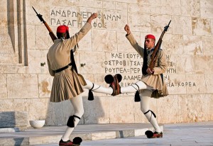 Հունաստանի Անհայտ զինվորի հուշարձանի մոտ Պատվո պահակախմբի տղաներն են:
