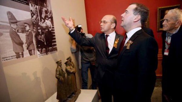 ՌԴ վարչապետ Դ. Մեդվեդևը Մոսկվայում դիտում է «Մայր Հայաստան» թանգարանի ցուցադրությունը՝  նվիրված ֆաշիզմի դեմ տարած  մեծ հաղթանակի 70-ամյակին: