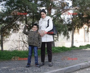 Հովհաննես Ասմարյանի և Իզաբել Դանգուռյանի ընտանիքը չորս տարի առաջ է Սիրիայի մայրաքաղաք Հալեպից տեղափոխվել Արցախ՝ մշտական բնակության:  -Անգամ պատերազմի օրերին մտքներովս չի անցել, որ մեր երեխաներին` 11-ամյա Լևոնին, 9-ամյա Արփիին և 6-ամյա Հովհաննեսին տեղափոխել Երևան` մեր ծնողների մոտ: Արցախում այնքան երեխաներ կան, ինչո՞ւ իրենք էլ չմնան նրանց կողքին,- ասաց Իզաբել Դանգուռյանը: Իսկ փոքրիկ Հովհաննեսը, բռունցք արած, ասաց. «Ես զինվոր եմ դառնալու»:
