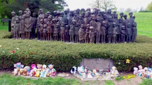 1942թ. հունիսի 10-ին նացիստները շրջապատեցին Չեխիայի Լիդիցե քաղաքը և բնաջնջեցին ամբողջ բնակչությանը. գնդակահարեցին 15-ից բարձր բոլոր տղամարդկանց, կանանց քշեցին համակենտրոնացման ճամբարներ: 105 երեխաներից բոլոր մինչև մեկ տարեկաններին գերմանացրին, իսկ մնացած 82-ին ոչնչացրին Խելմնոյի մոտ գտնվող մահվան ճամբարում: