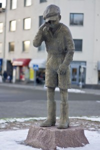 «Լացող տղան» (Ֆինլանդիա). հուշարձանը նվիրված է որբացած երեխաներին (Երկրորդ համաշխարհային պատերազմի ավարտին Ֆինլանդիայում 50 հազար որբ կար):