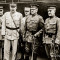 Գեներալ Ջոն Փերշինգն ու շտաբի պետ, գեներալ Ջեյմս Հարբորդը (աջից երրորդն ու երկրորդը) ֆրանսիացի սպաների հետ 1917թ. հունիսի 13-ին Փարիզ ժամանելուց անմիջապես հետո: