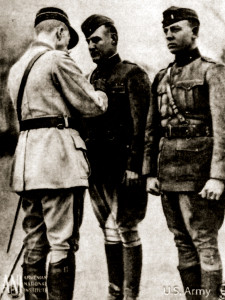 ԱՄՆ բանակի գնդապետ Ջեյմս Ռիյա, որը Երրորդ բրիգադի հրամանատարն էր դեպի Բոմանտ գիշերային երթի ժամանակ՝ Ամերիկյան ռազմարշավային ուժերի 1918թ. սեպտեմբերի Մյուզ-Արգոն գործողությունների վերջին փուլում, ինչը հանգեցրեց նոյեմբերին Առաջին աշխարհամարտի ավարտին:  Ֆրանսիացի սպան պարգևատրում է «Croix de Guerre avec Palme» («Պատերազմի խաչ արմավենիով»)  Ֆրանսիայի Տուր քաղաքում 1919թ. փետրվարի 20-ին: