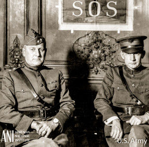 Գեներալ-մայոր Ջեյմս Հարբորդ (ձախից)՝ Ամերիկյան ռազմարշավային ուժերի (AEF) մատակարարման ծառայության (SOS) զորամիավորման հրամանատար: Նախքան ռազմարշավային ուժերի մատակարարման համակարգի ղեկավար դառնալը նա եղել էր AEF-ի շտաբի պետ և ղեկավարել էր 2-րդ դիվիզիոնի ծովային բրիգադը Բելլոու Վուդ և Շատո-Թիերիի մարտերում: Բրիգադային գեներալ Չարլզ Դոուսը (աջից) AEF-ի գնումների գլխավոր գործակալն էր: